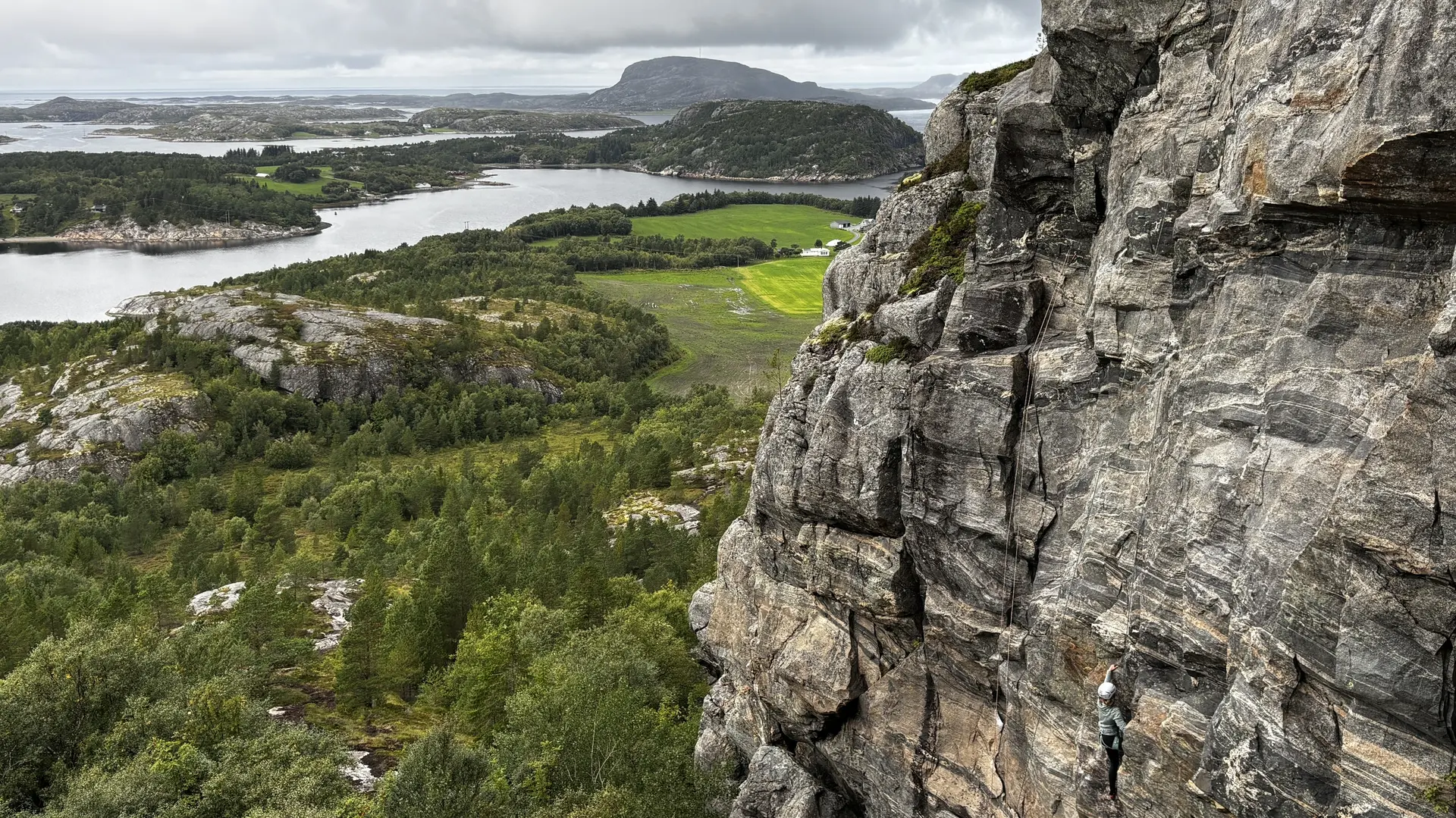 Klettern mit Blick auf den Fjord | © DAV Starnberg - Sina Bakenhus