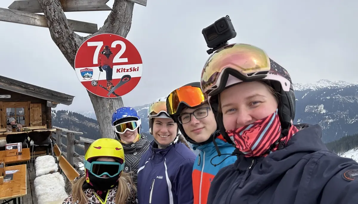 Gruppenfoto Hütte | © Sina Bakenhus