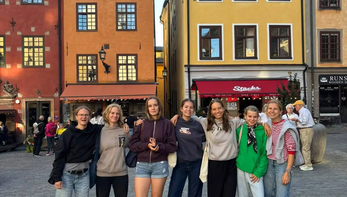 Mädels vor bunten Häusern | © DAV Starnberg - Sina Bakenhus