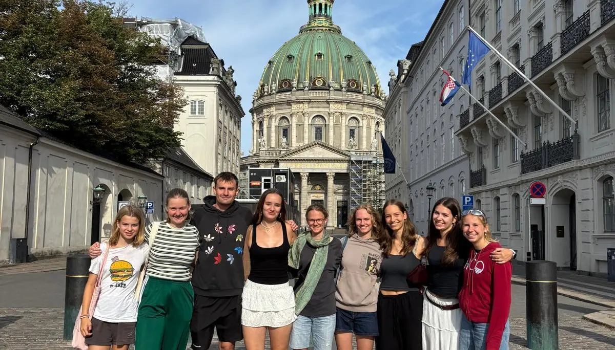 Gruppenfoto vor der Kirche in Kopenhagen | © DAV Starnberg - Celina Wackerl