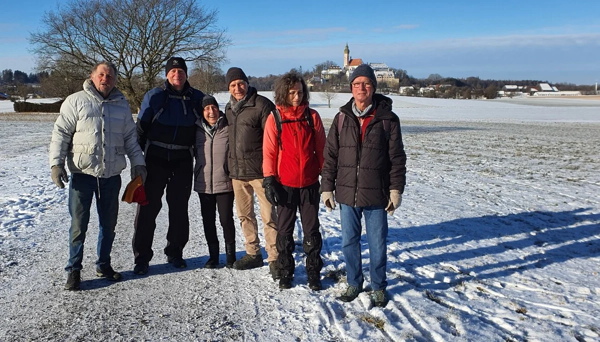 Andechs-Wanderung 2026 - Die Wanderschaft auf dem winterlichen Weg mit dem Ziel in Sichtweite | © DAV Starnberg