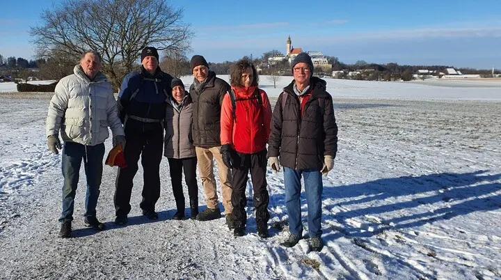 Andechs-Wanderung 2026 - Die Wanderschaft auf dem winterlichen Weg mit dem Ziel in Sichtweite | © DAV Starnberg