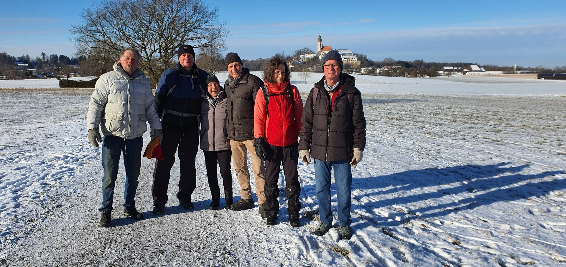 Andechs-Wanderung 2026 - Die Wanderschaft auf dem winterlichen Weg mit dem Ziel in Sichtweite | © DAV Starnberg