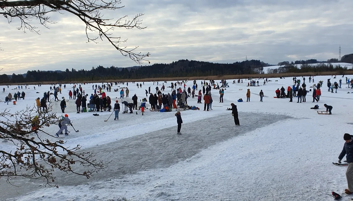 Andechs-Wanderung 2026 - Der Maisinger Weiher voll von schlittschuhlaufenden Menschen | © DAV Starnberg