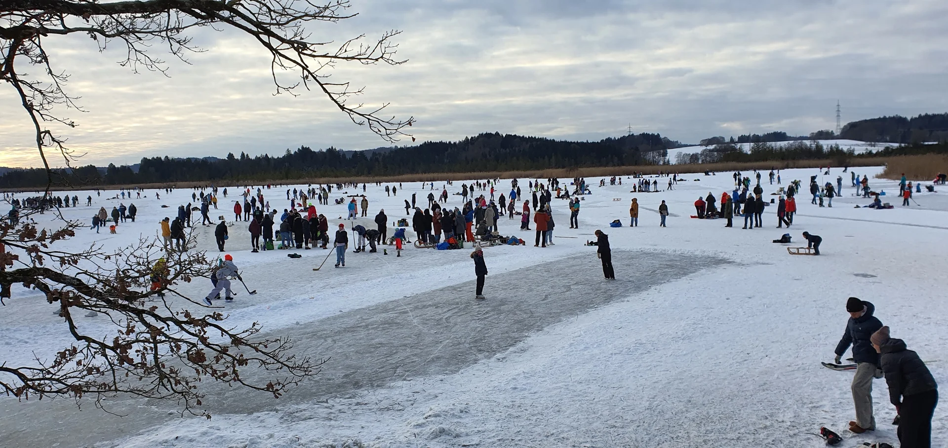 Andechs-Wanderung 2026 - Der Maisinger Weiher voll von schlittschuhlaufenden Menschen | © DAV Starnberg