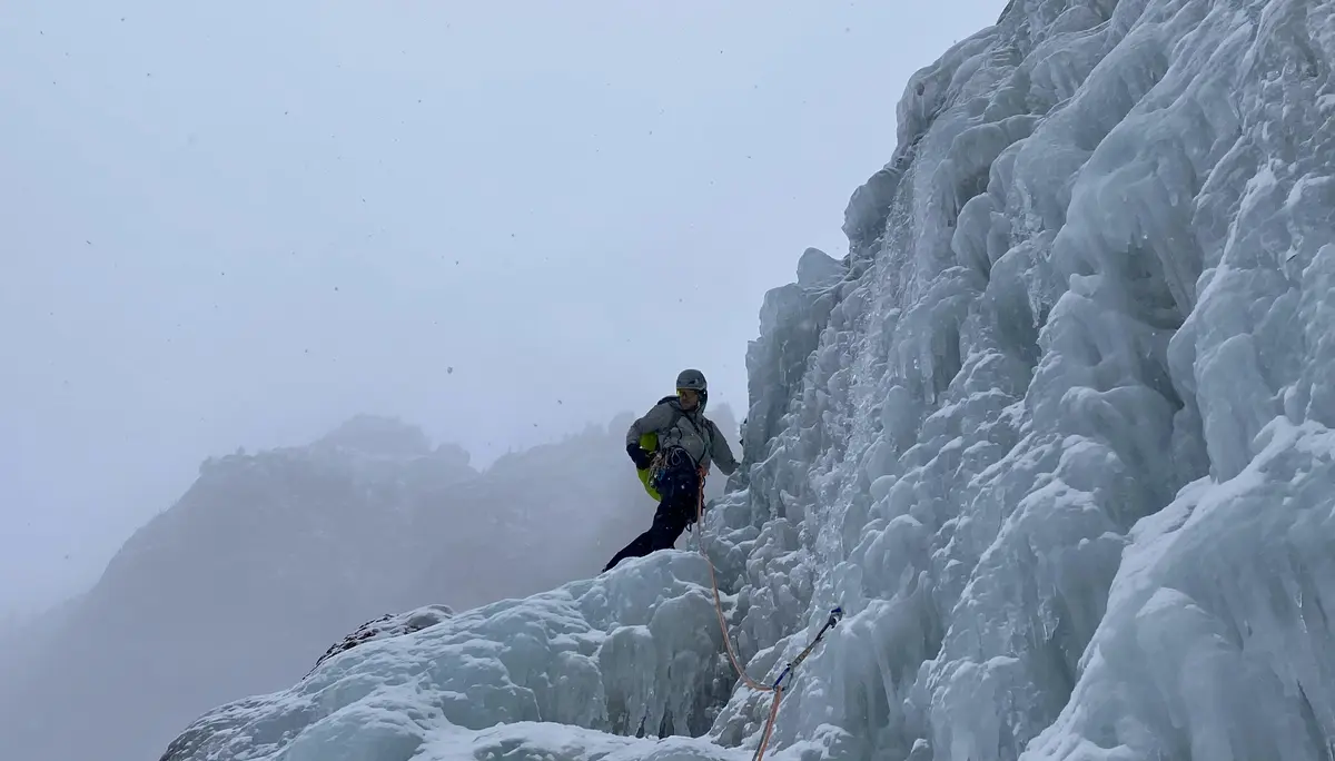 hochwinterliche Landschaft mit Eisfällen und Kletternden | © DAV Starnberg-Angelika Kaunicnik