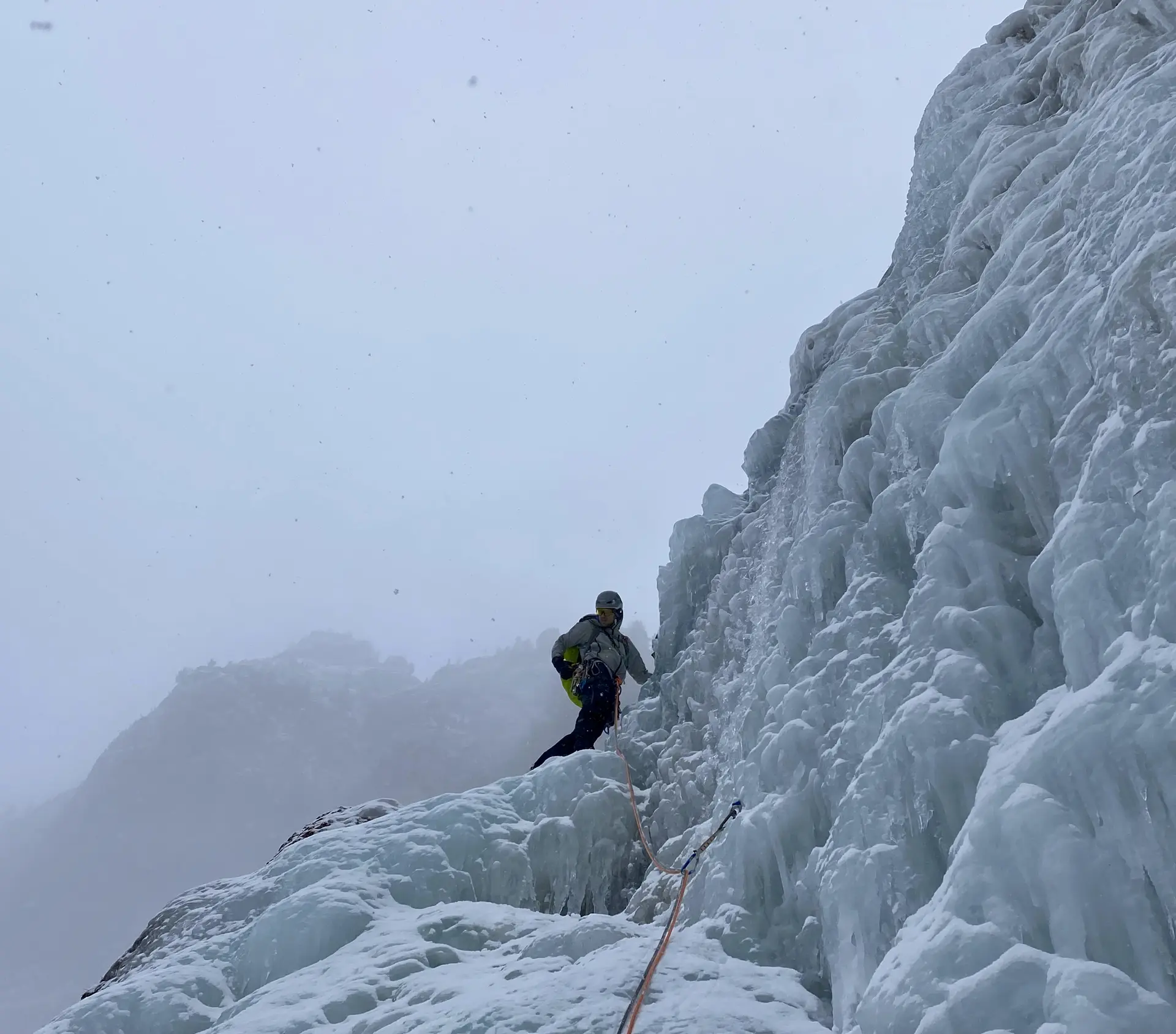 hochwinterliche Landschaft mit Eisfällen und Kletternden | © DAV Starnberg-Angelika Kaunicnik