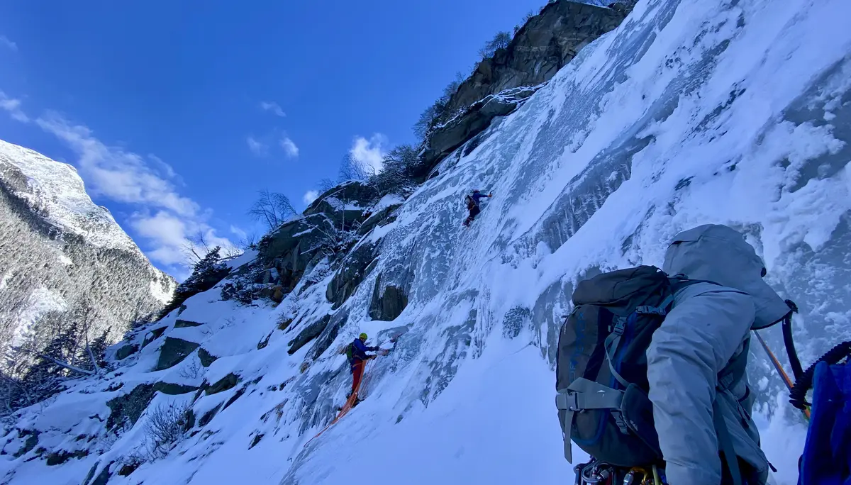 hochwinterliche Landschaft mit Eisfällen und Kletternden | © DAV Starnberg-Angelika Kaunicnik