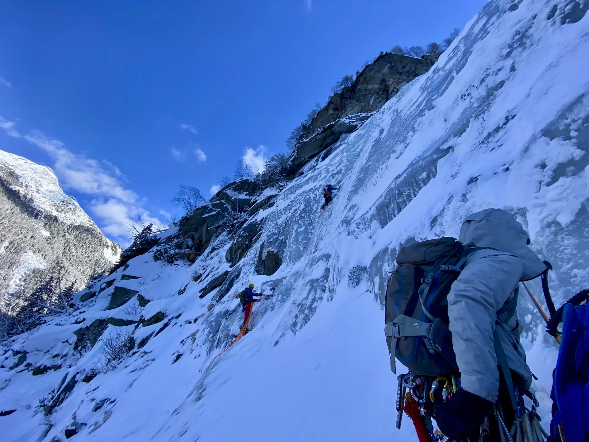 hochwinterliche Landschaft mit Eisfällen und Kletternden | © DAV Starnberg-Angelika Kaunicnik