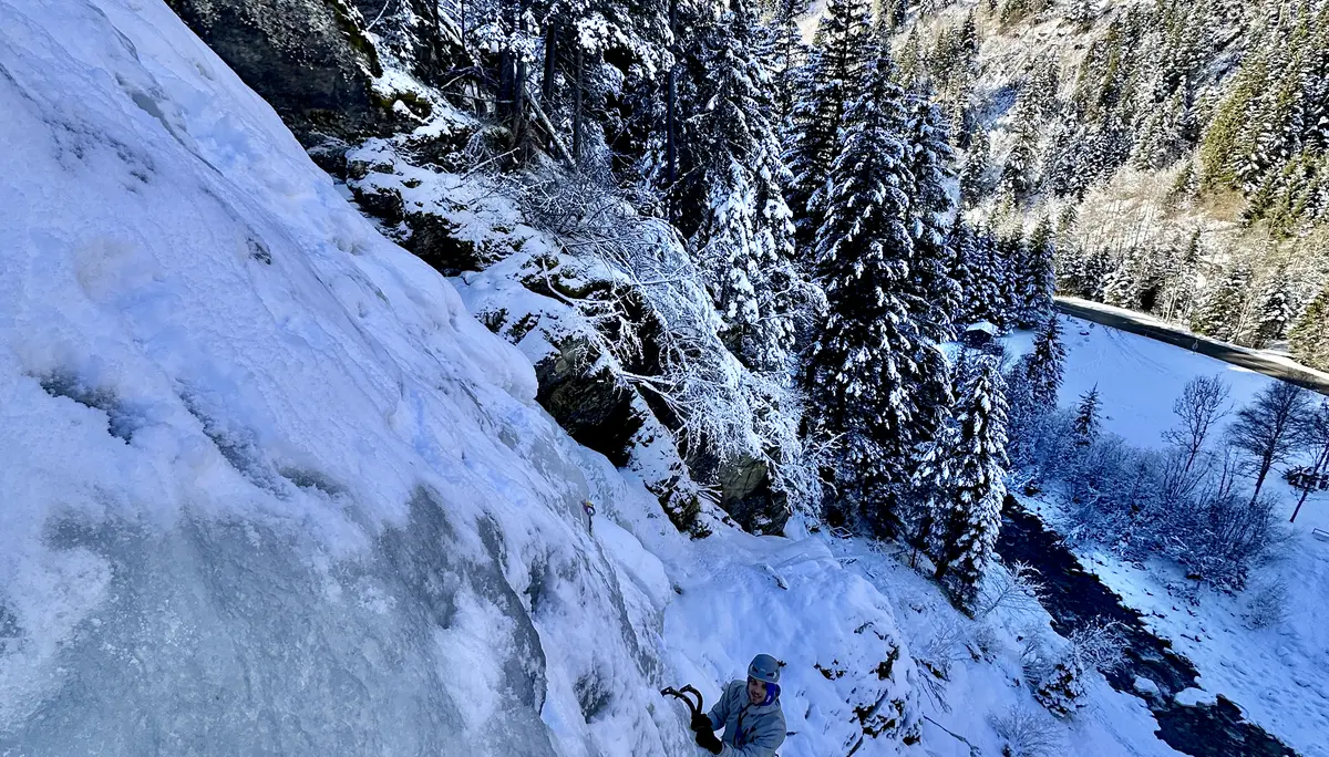 hochwinterliche Landschaft mit Eisfällen und Kletternden | © DAV Starnberg-Angelika Kaunicnik