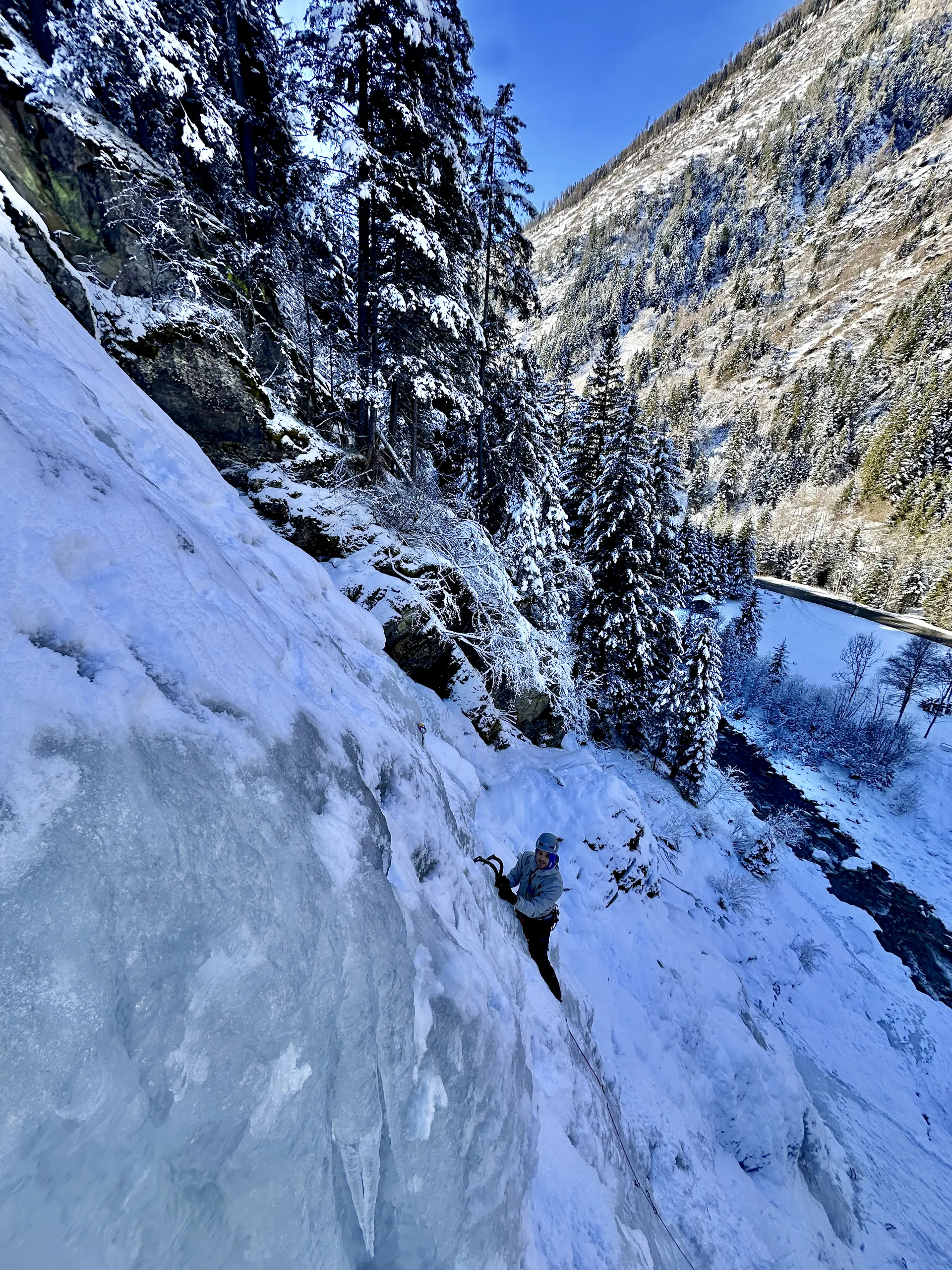 hochwinterliche Landschaft mit Eisfällen und Kletternden | © DAV Starnberg-Angelika Kaunicnik