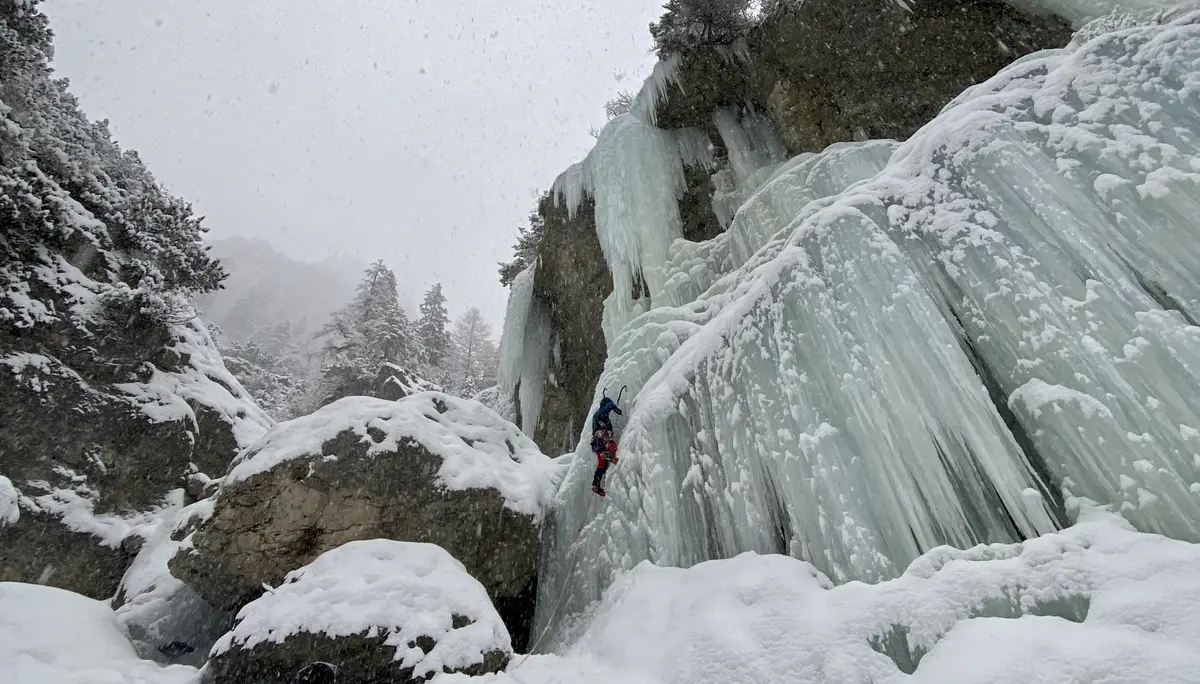 hochwinterliche Landschaft mit Eisfällen und Kletternden | © DAV Starnberg-Angelika Kaunicnik