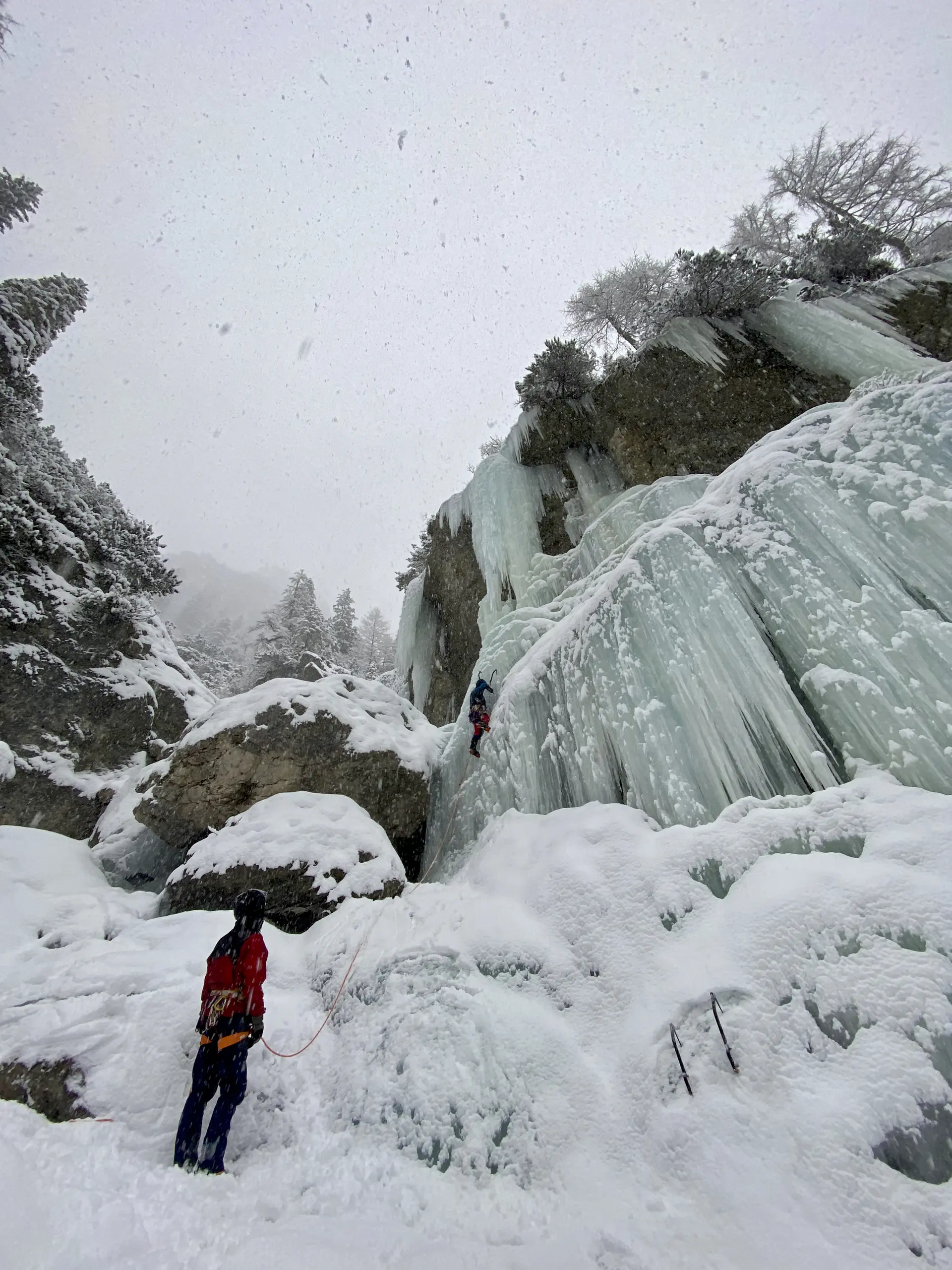 hochwinterliche Landschaft mit Eisfällen und Kletternden | © DAV Starnberg-Angelika Kaunicnik
