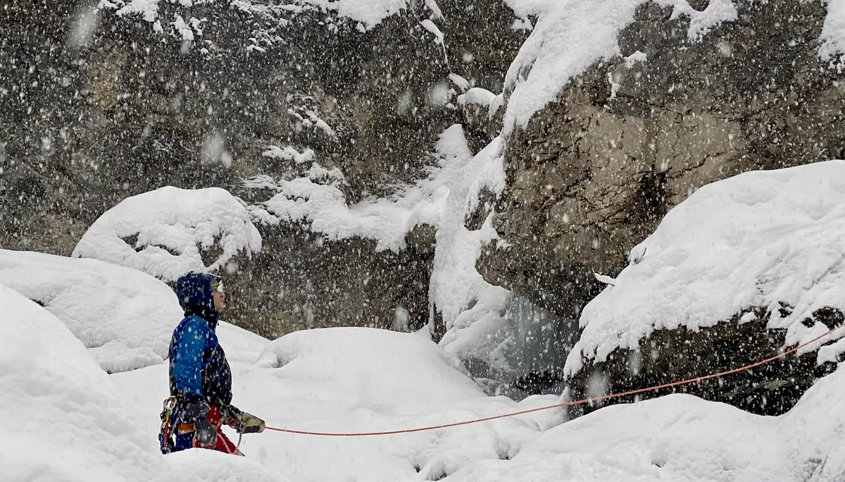hochwinterliche Landschaft mit Eisfällen und Kletternden | © DAV Starnberg-Angelika Kaunicnik