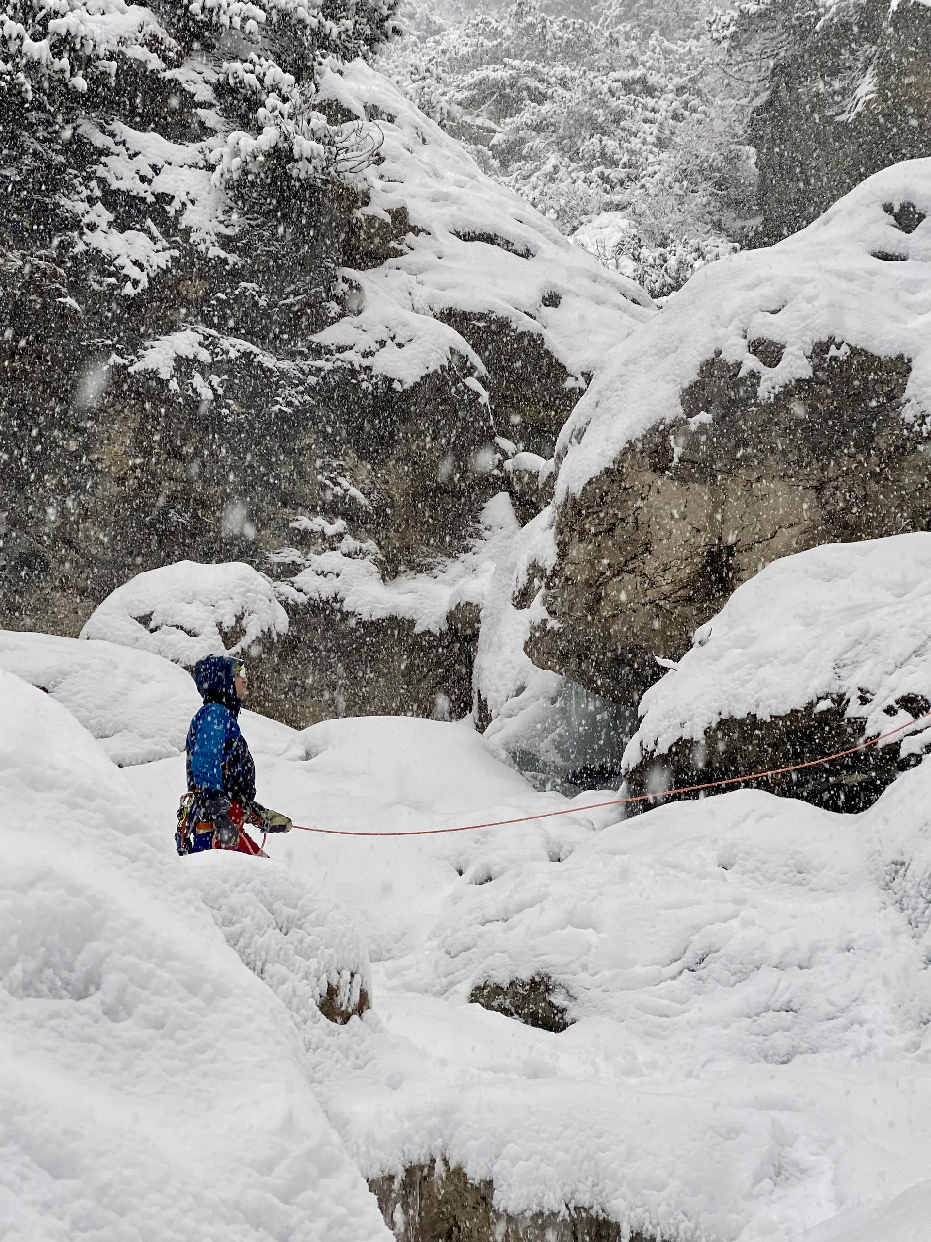 hochwinterliche Landschaft mit Eisfällen und Kletternden | © DAV Starnberg-Angelika Kaunicnik