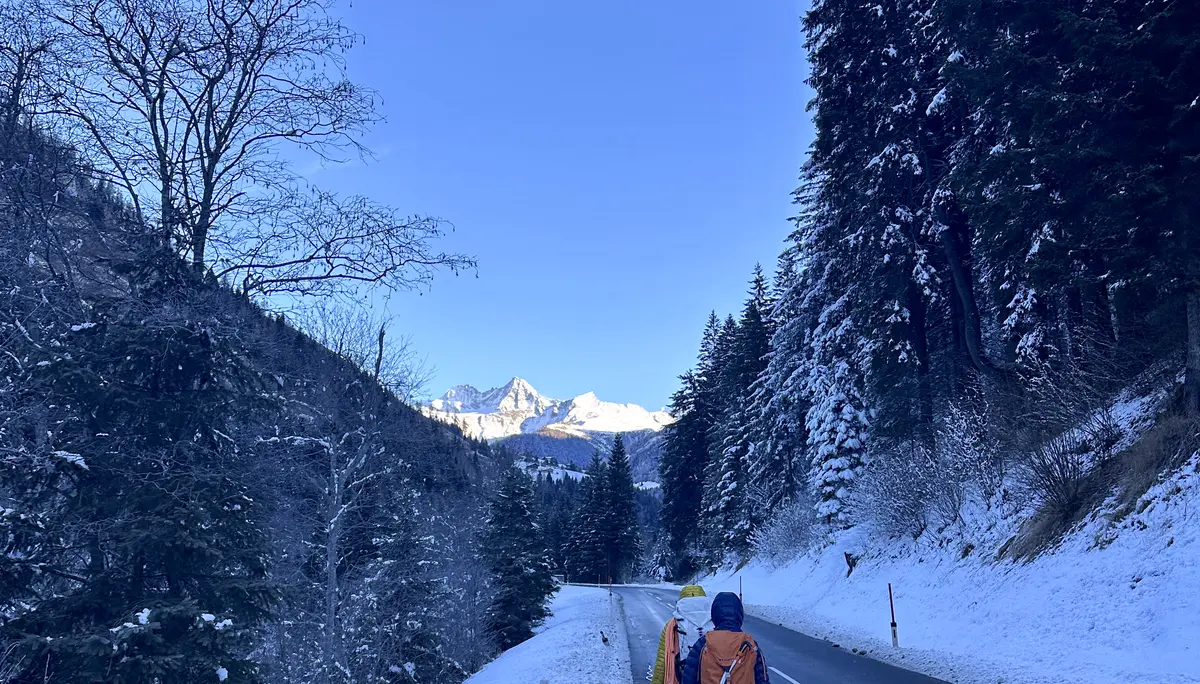 hochwinterliche Landschaft mit Eisfällen und Kletternden | © DAV Starnberg-Angelika Kaunicnik
