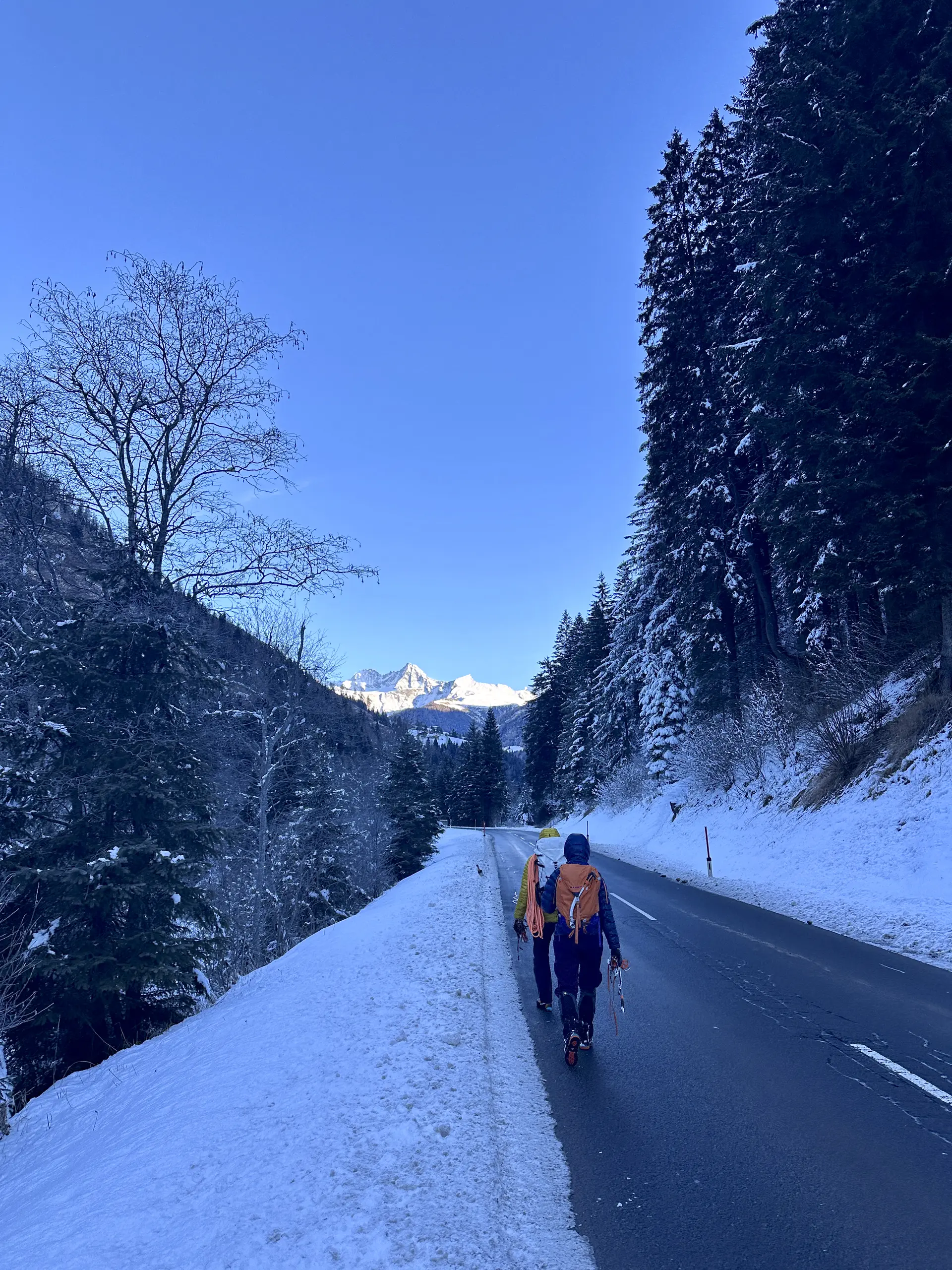 hochwinterliche Landschaft mit Eisfällen und Kletternden | © DAV Starnberg-Angelika Kaunicnik