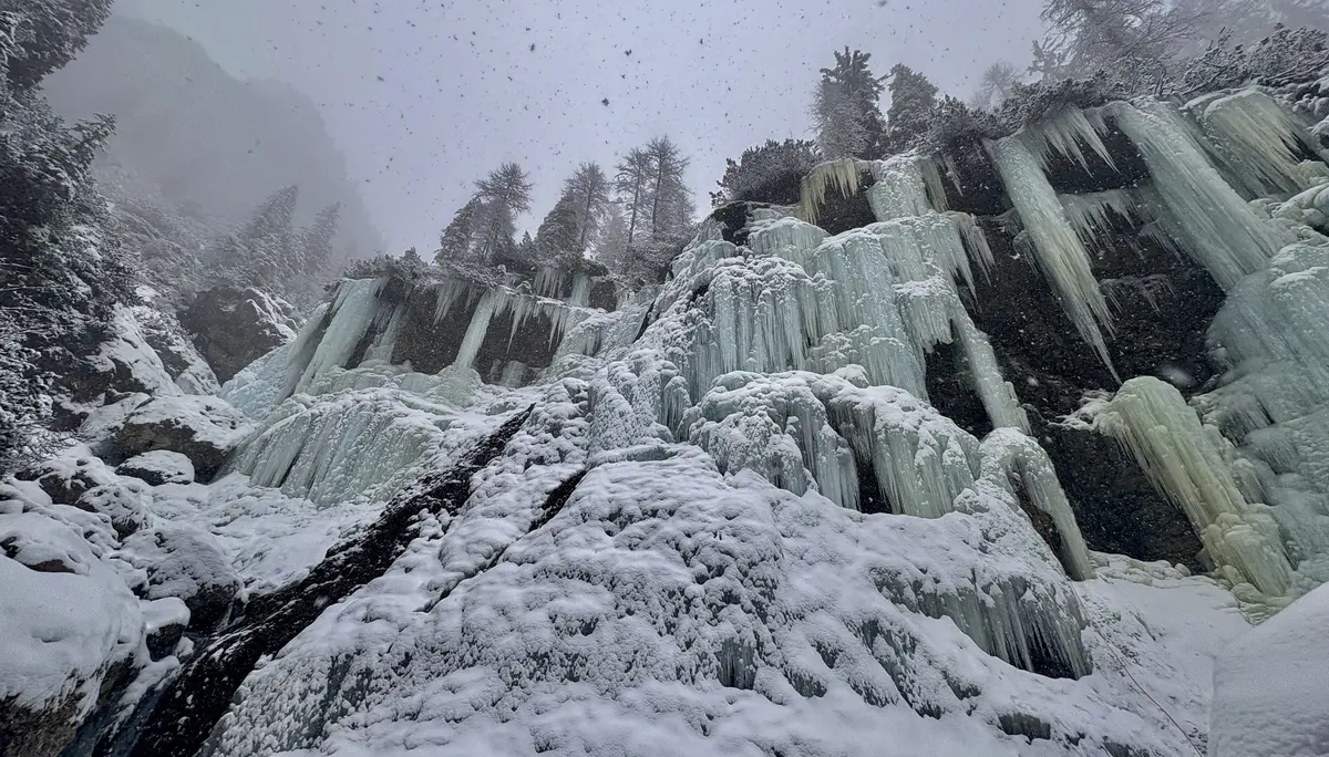 hochwinterliche Landschaft mit Eisfällen und Kletternden | © DAV Starnberg-Angelika Kaunicnik