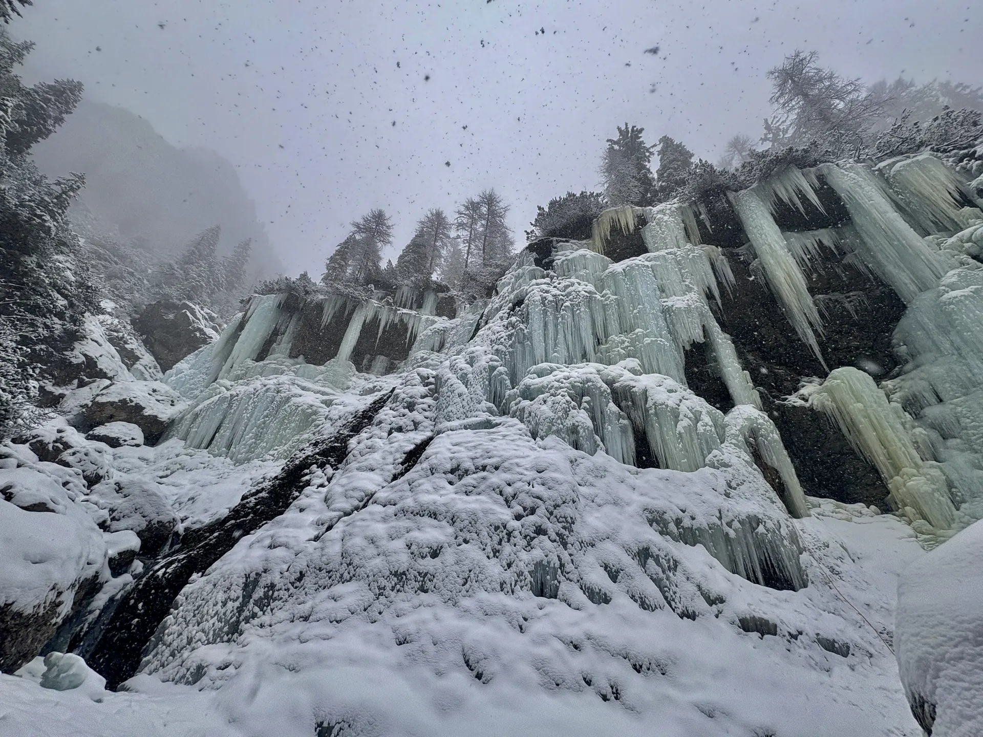 hochwinterliche Landschaft mit Eisfällen und Kletternden | © DAV Starnberg-Angelika Kaunicnik