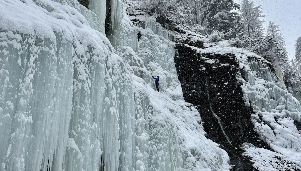 hochwinterliche Landschaft mit Eisfällen und Kletternden | © DAV Starnberg-Angelika Kaunicnik