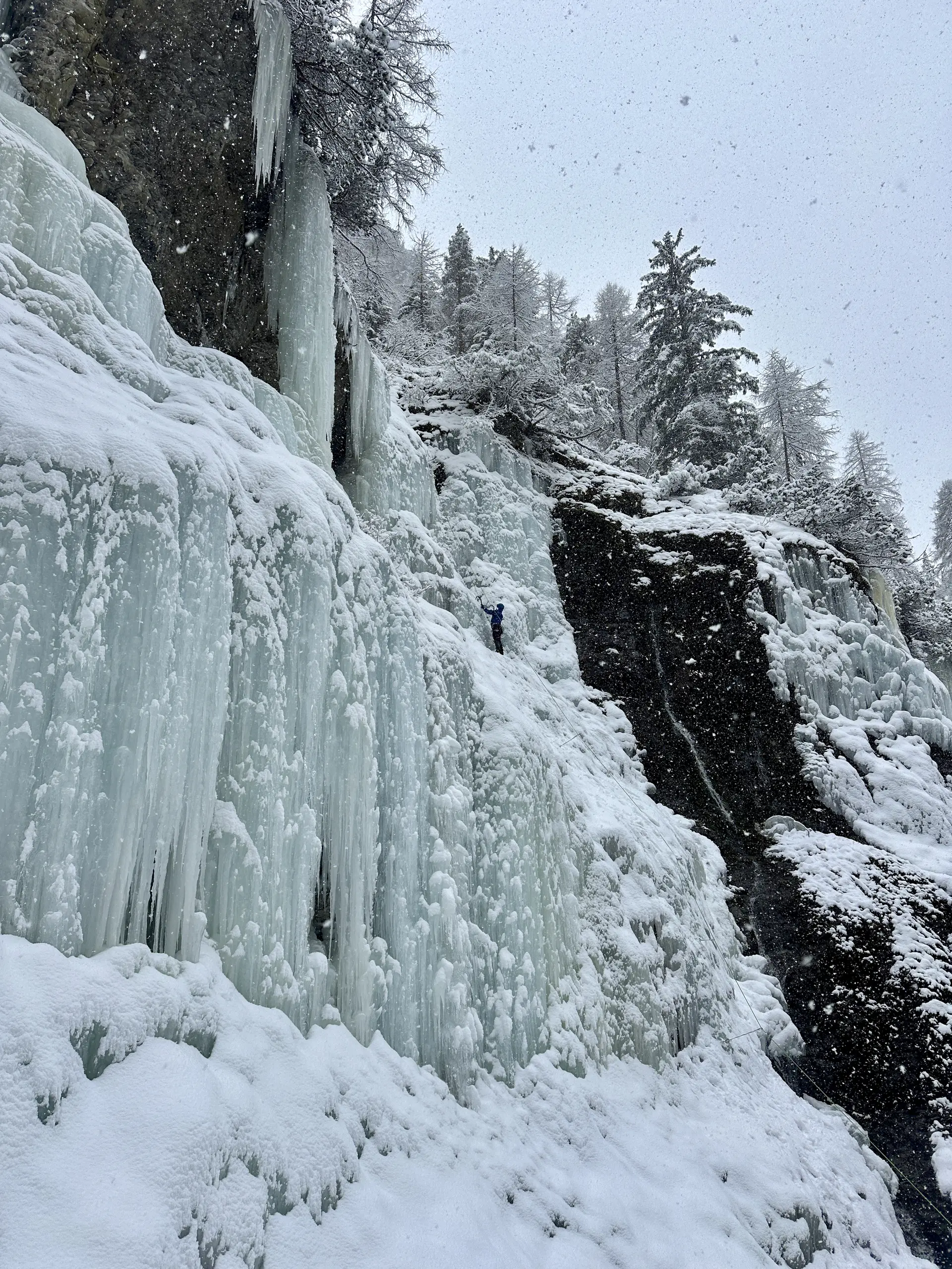 hochwinterliche Landschaft mit Eisfällen und Kletternden | © DAV Starnberg-Angelika Kaunicnik