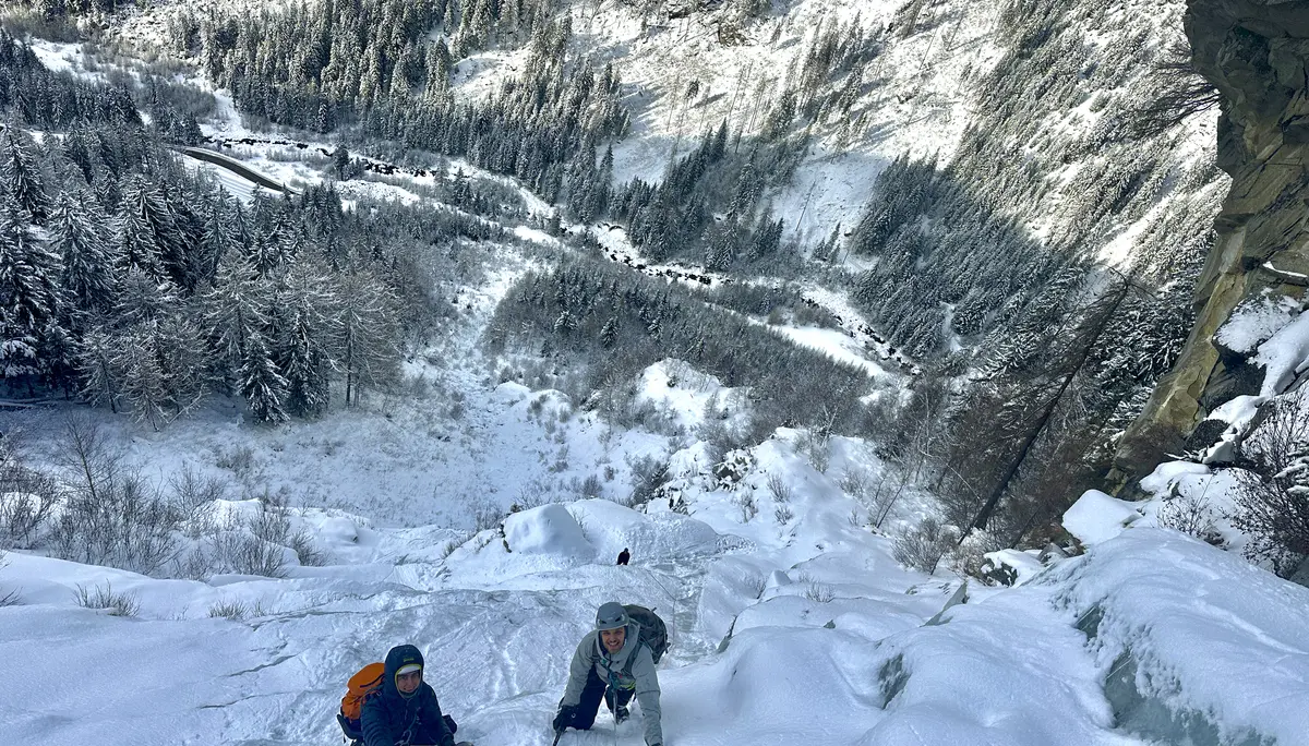 hochwinterliche Landschaft mit Eisfällen und Kletternden | © DAV Starnberg-Angelika Kaunicnik