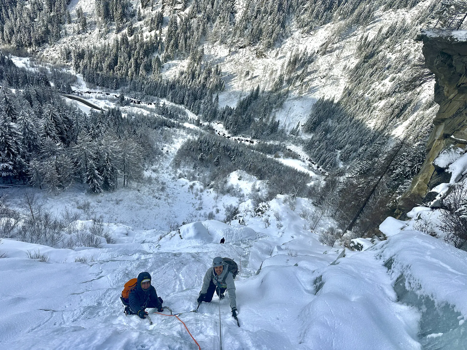 hochwinterliche Landschaft mit Eisfällen und Kletternden | © DAV Starnberg-Angelika Kaunicnik