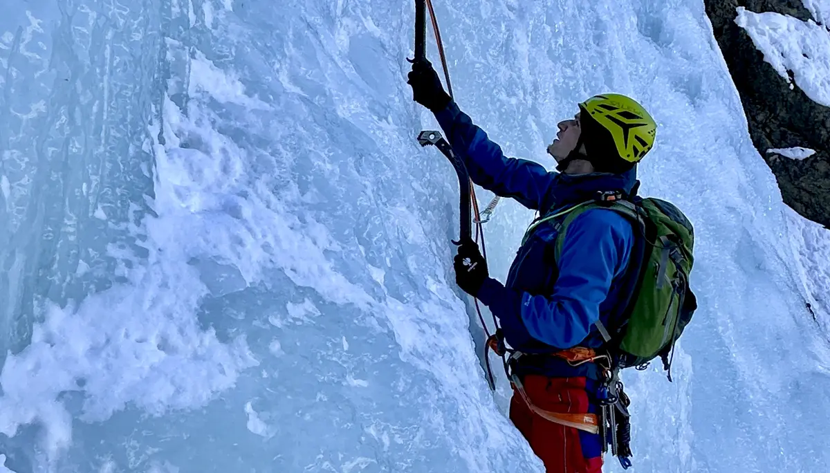 Person klettert im Eisfall | © DAV Starnberg - Angelika Kaunicnik