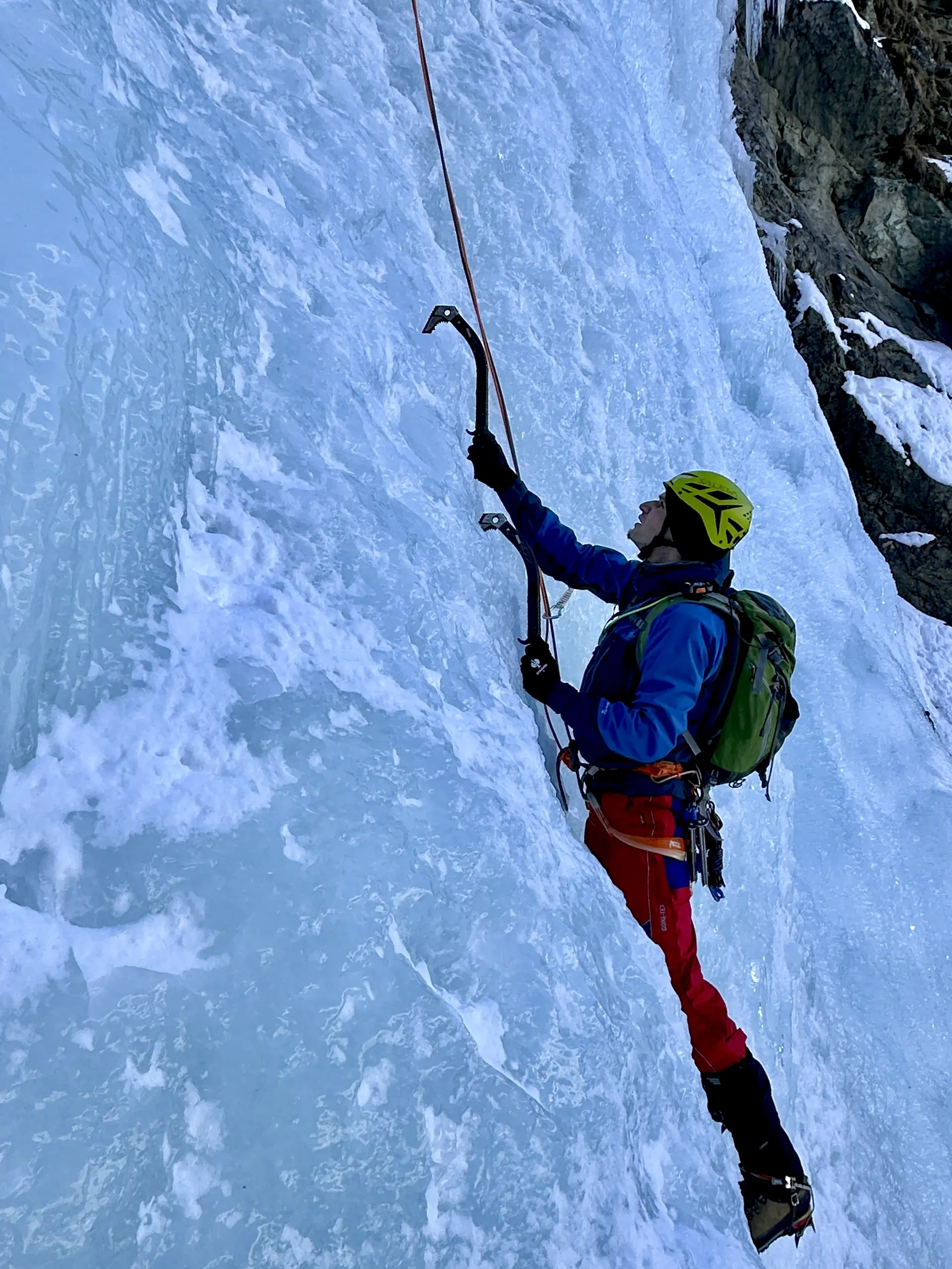 Person klettert im Eisfall | © DAV Starnberg - Angelika Kaunicnik