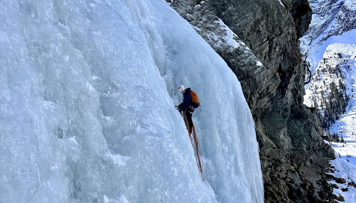 Person klettert im Eisfall | © DAV Starnberg - Angelika Kaunicnik