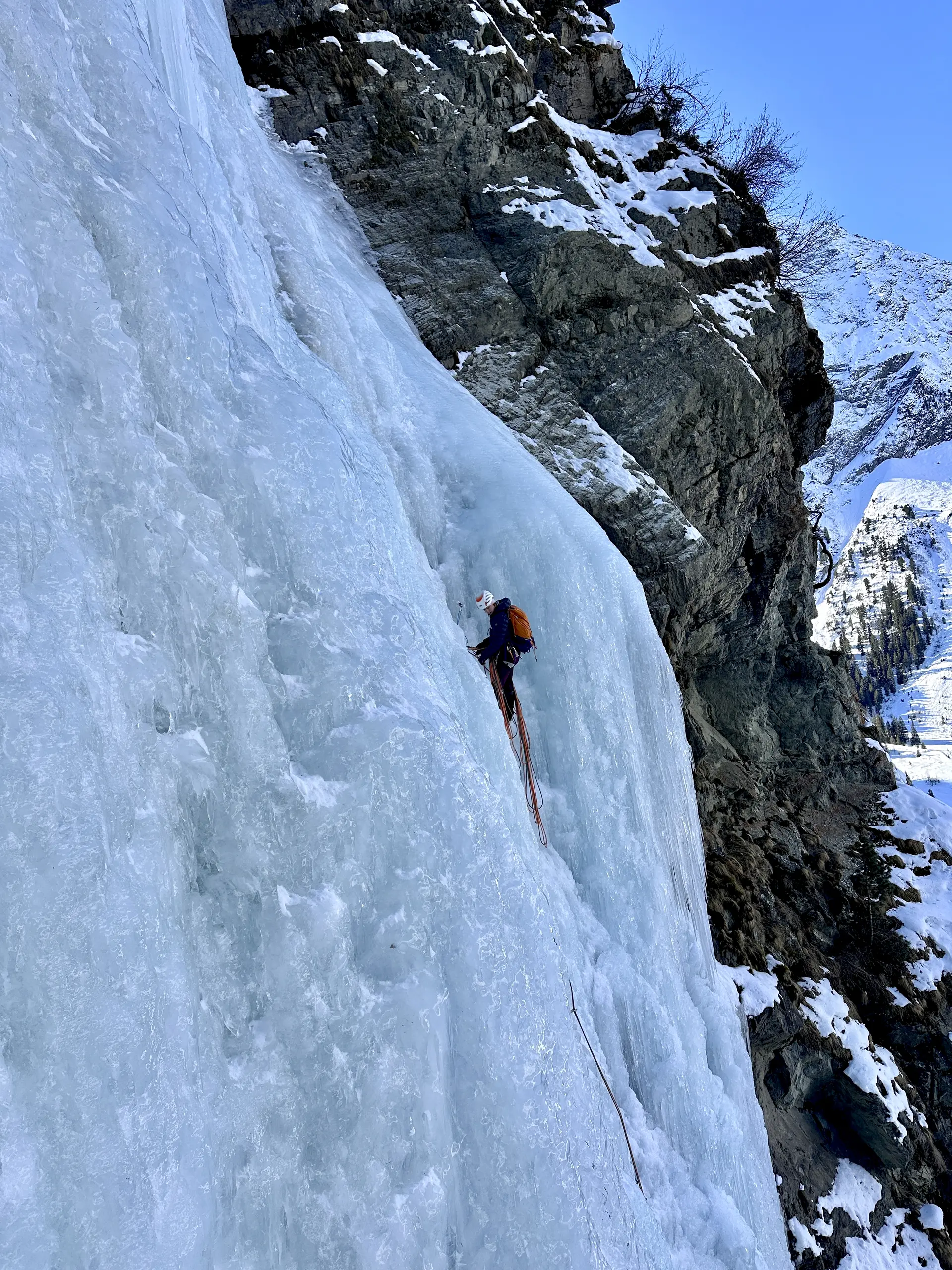 Person klettert im Eisfall | © DAV Starnberg - Angelika Kaunicnik