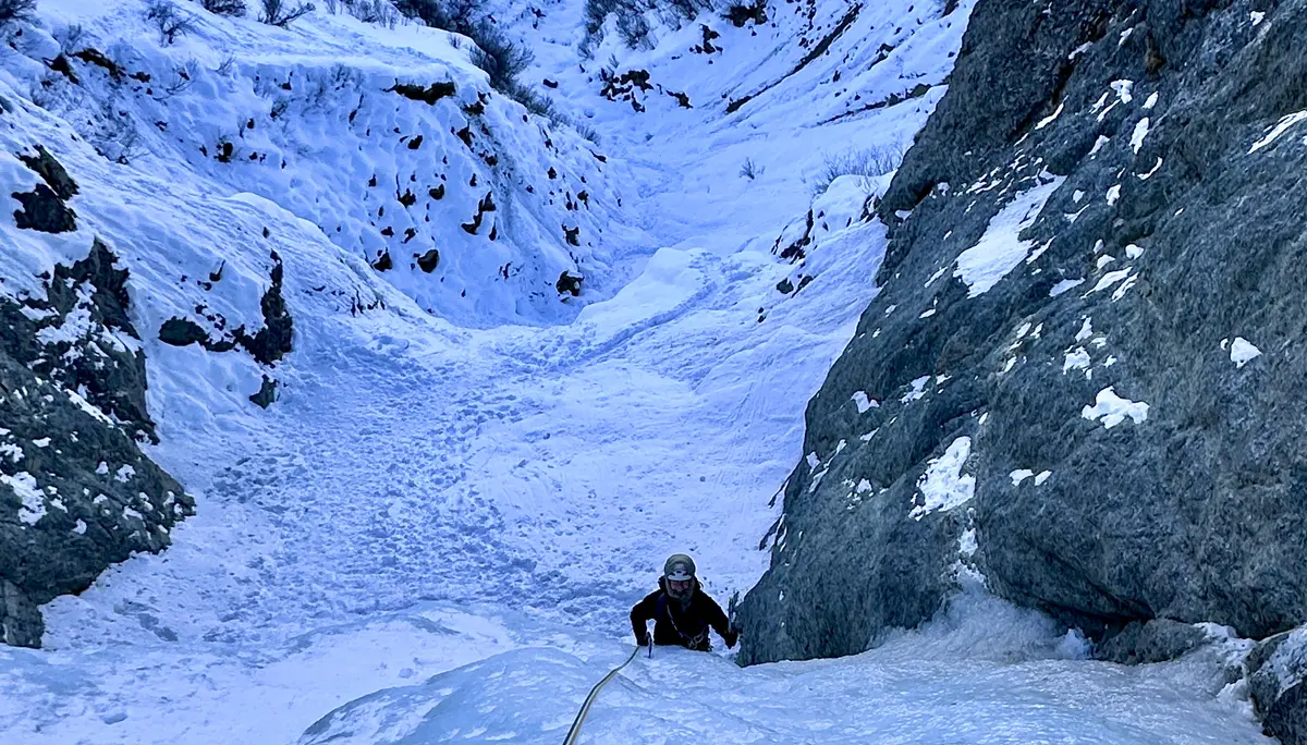 Person klettert im Eisfall | © DAV Starnberg - Angelika Kaunicnik