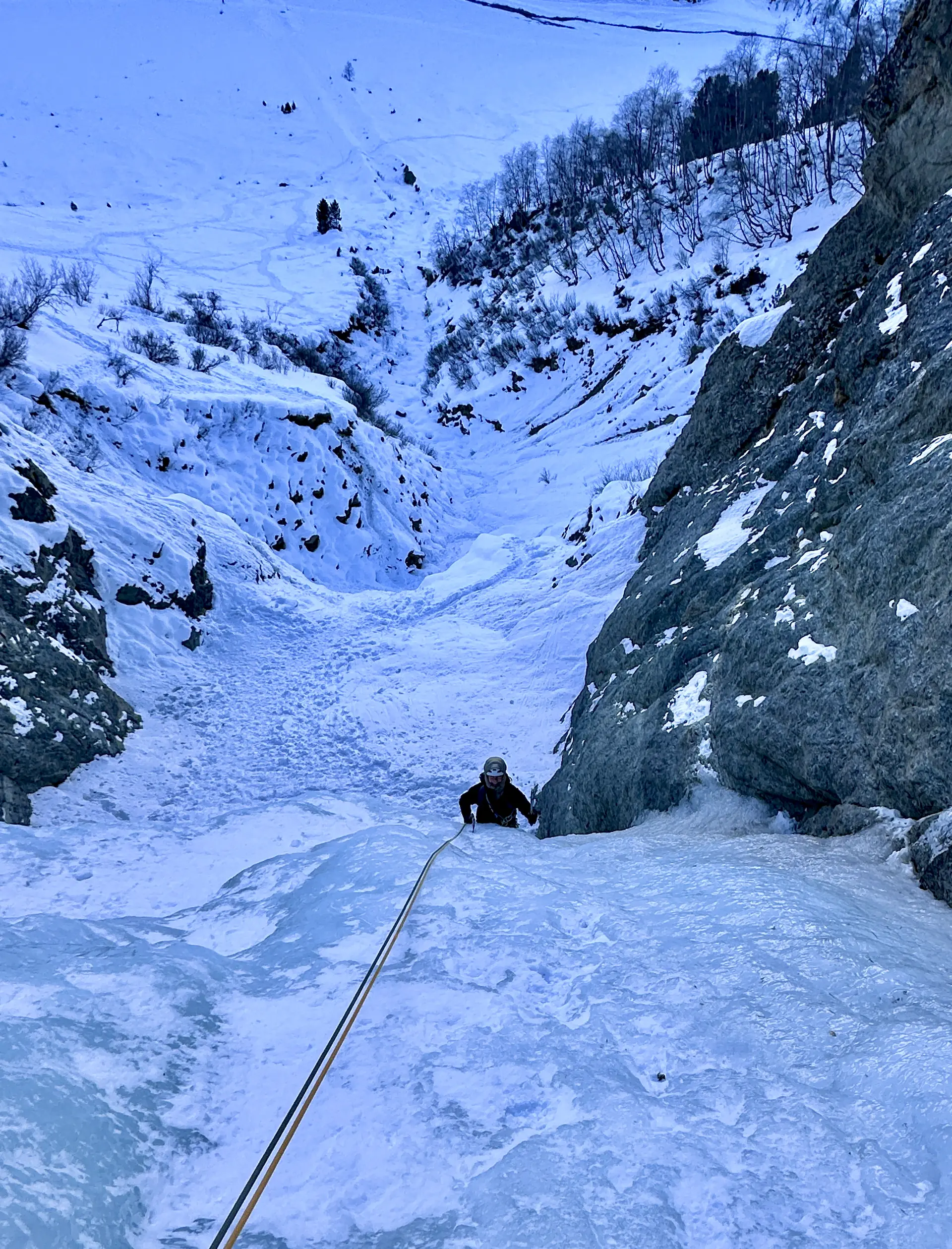 Person klettert im Eisfall | © DAV Starnberg - Angelika Kaunicnik