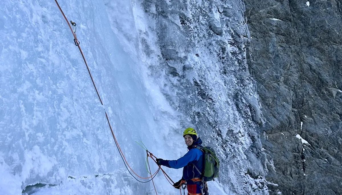 Person klettert im Eisfall | © DAV Starnberg - Angelika Kaunicnik