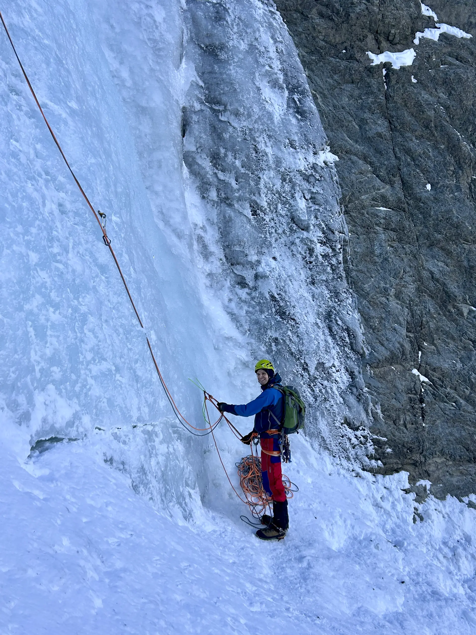 Person klettert im Eisfall | © DAV Starnberg - Angelika Kaunicnik