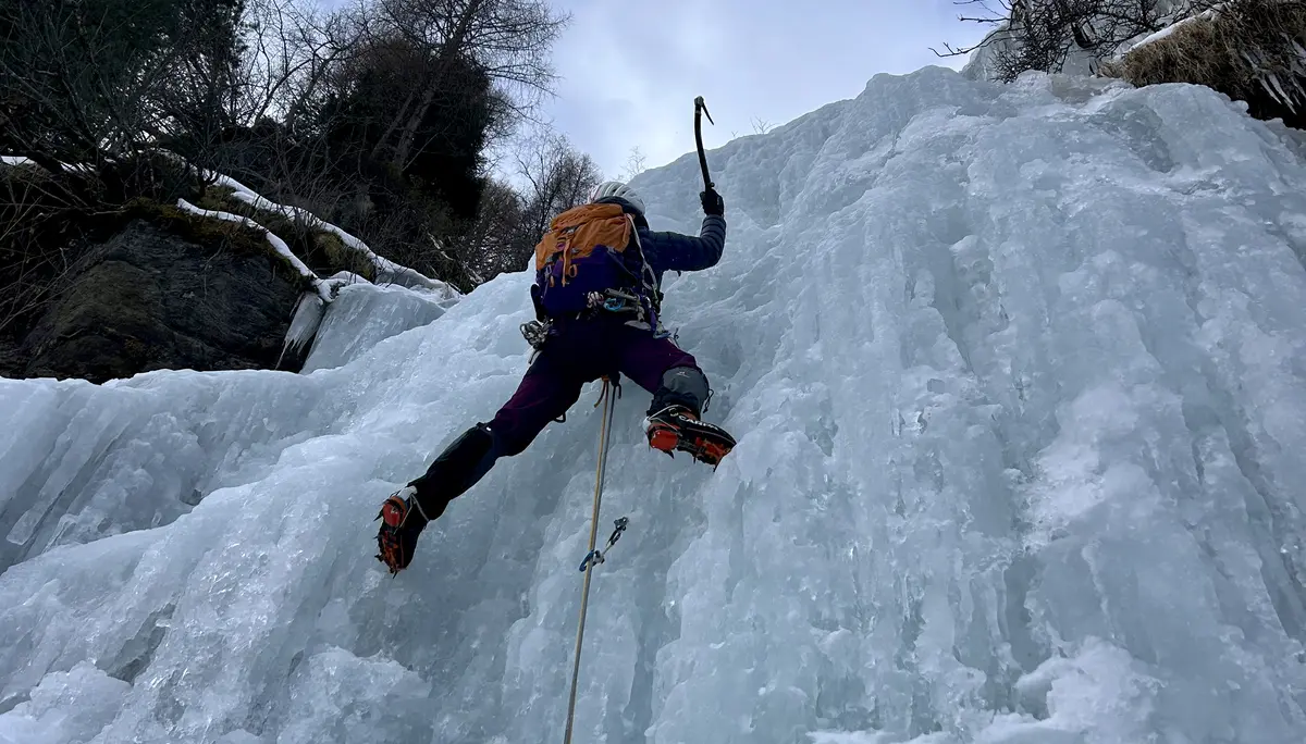 Person klettert im Eisfall | © DAV Starnberg - Angelika Kaunicnik