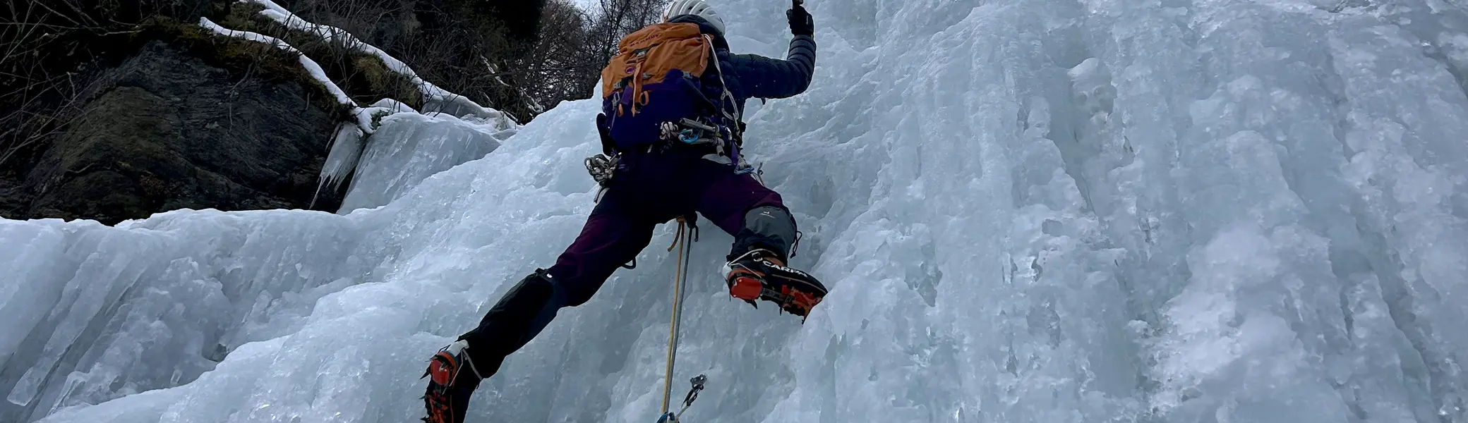 Person klettert im Eisfall | © DAV Starnberg - Angelika Kaunicnik