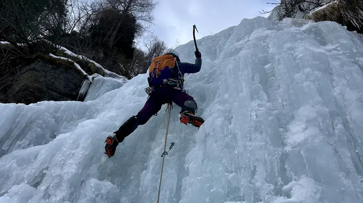 Person klettert im Eisfall | © DAV Starnberg - Angelika Kaunicnik