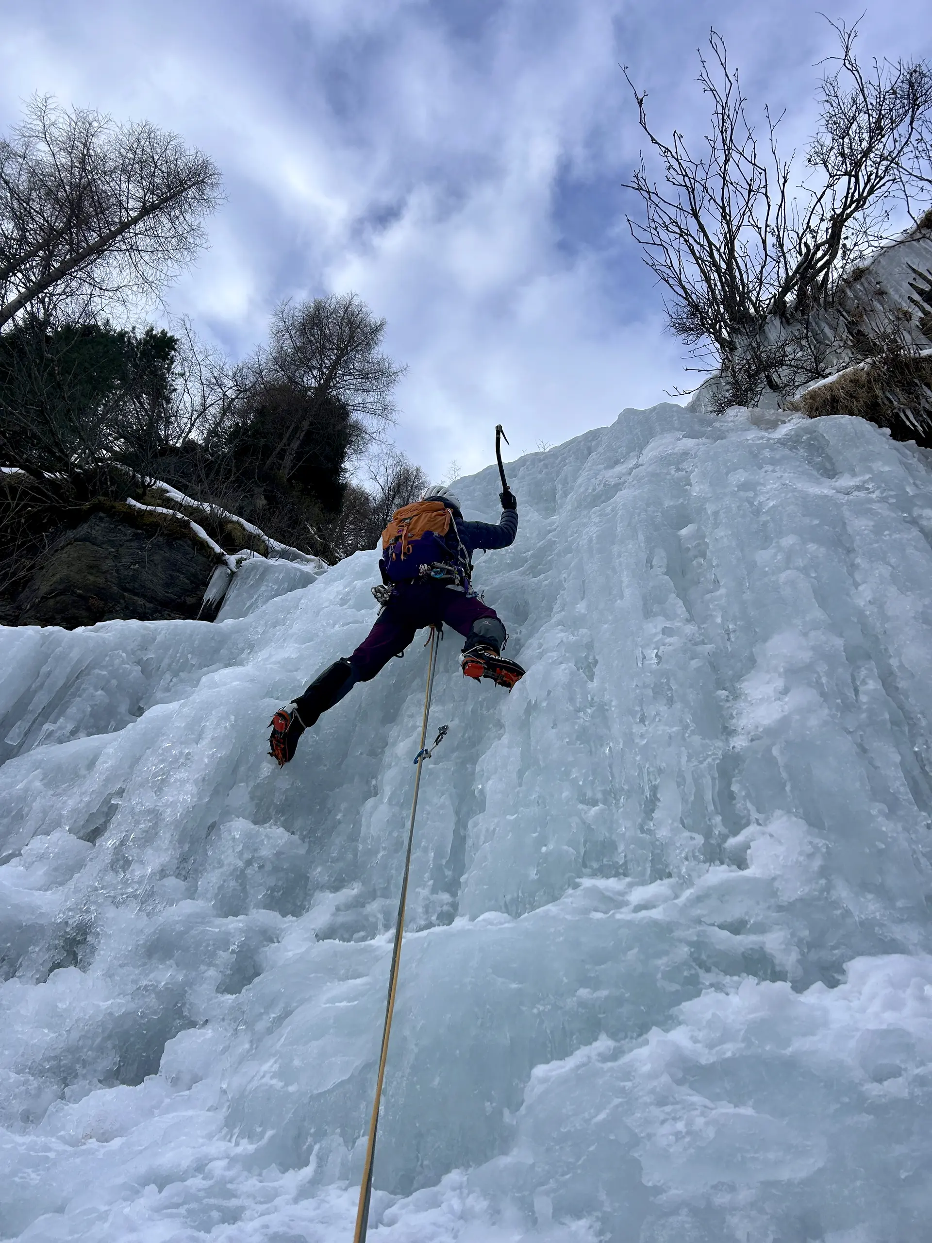 Person klettert im Eisfall | © DAV Starnberg - Angelika Kaunicnik