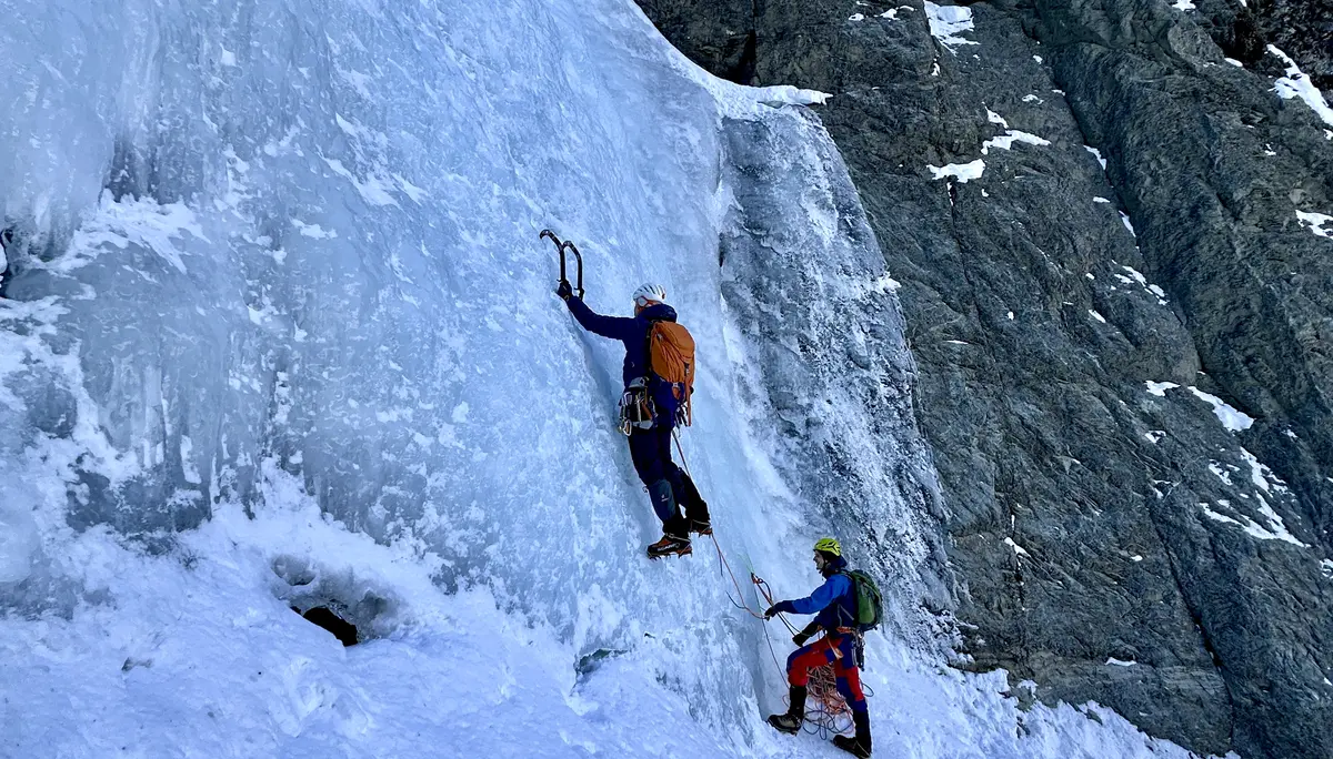 Person klettert im Eisfall | © DAV Starnberg - Angelika Kaunicnik