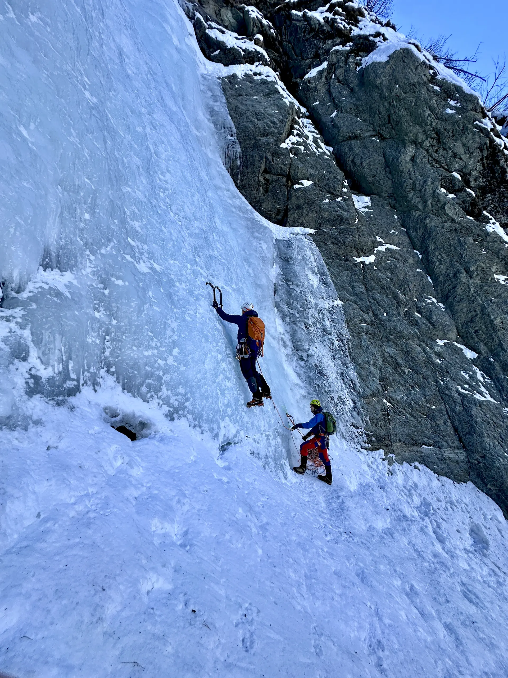 Person klettert im Eisfall | © DAV Starnberg - Angelika Kaunicnik