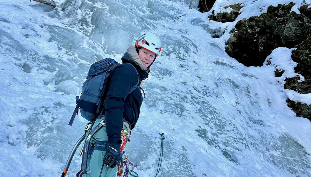 Person klettert im Eisfall | © DAV Starnberg - Angelika Kaunicnik