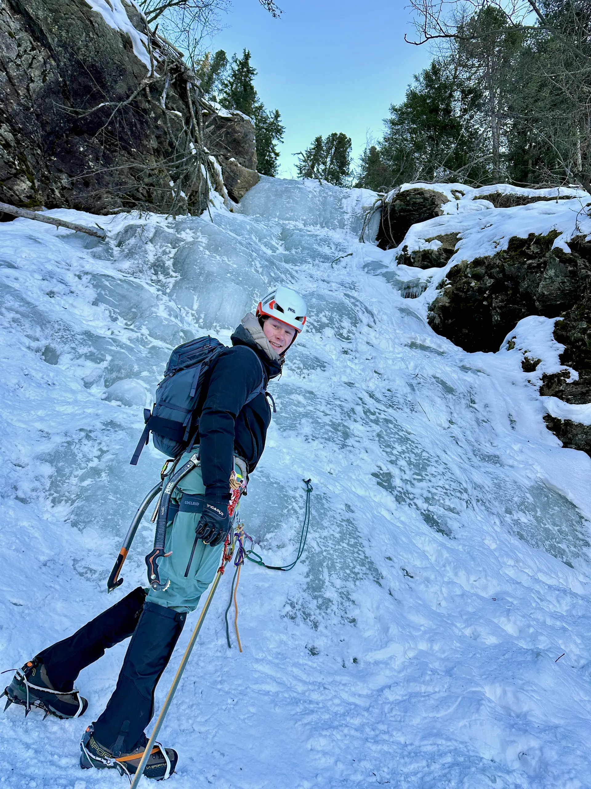 Person klettert im Eisfall | © DAV Starnberg - Angelika Kaunicnik