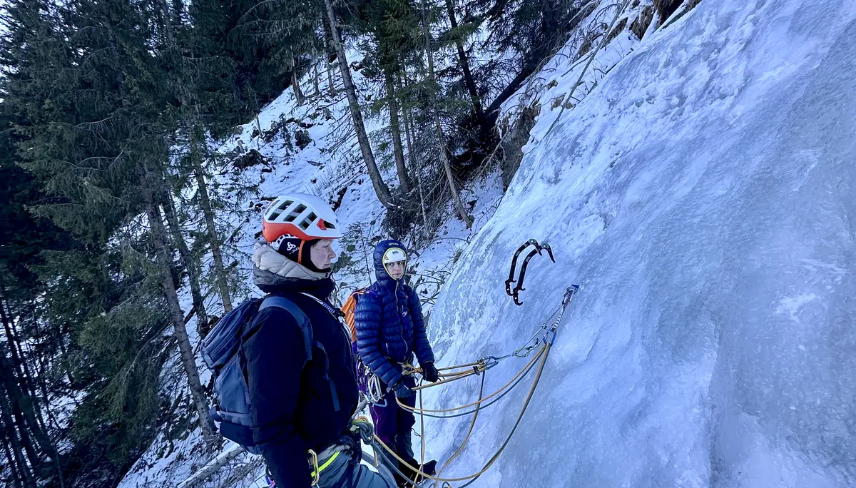 2 Kletternde am nStandplatz im Kühtaibacherl Eisfall | © DAV Starnberg - Angelika Kaunicnik