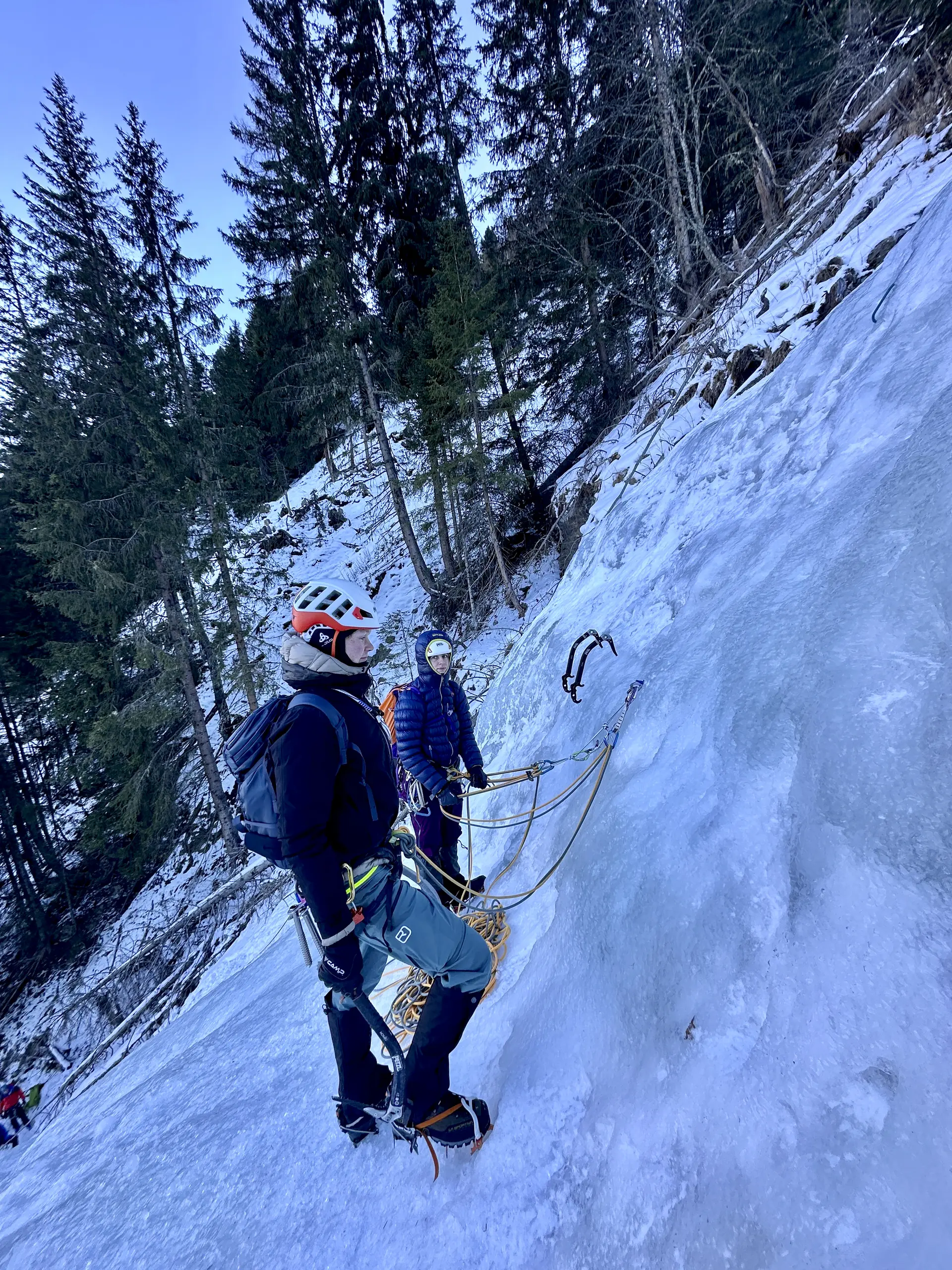 2 Kletternde am nStandplatz im Kühtaibacherl Eisfall | © DAV Starnberg - Angelika Kaunicnik