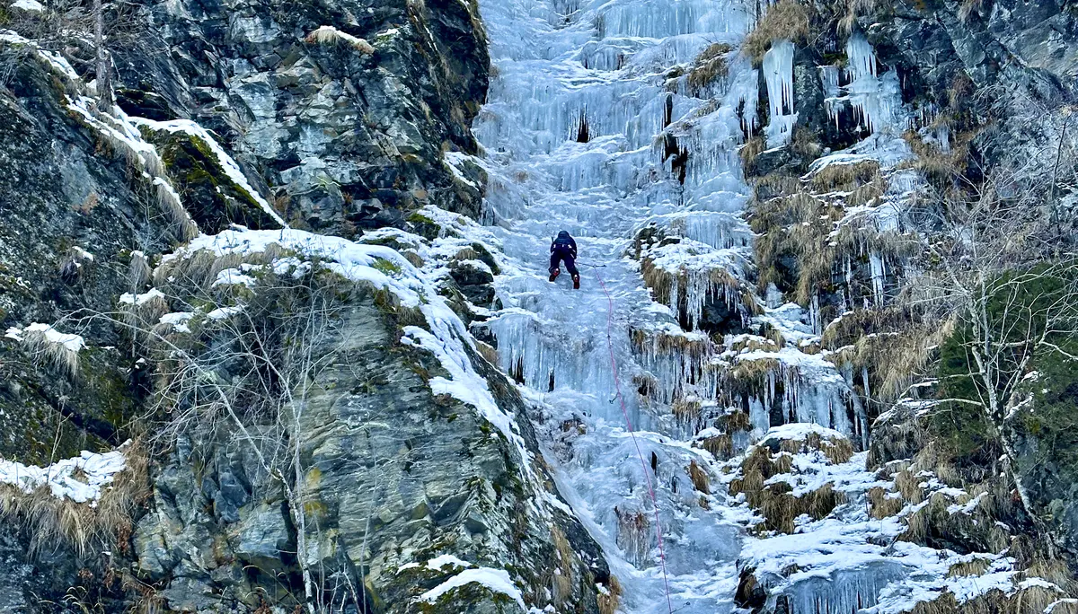 Person klettert im Eisfall | © DAV Starnberg - Angelika Kaunicnik