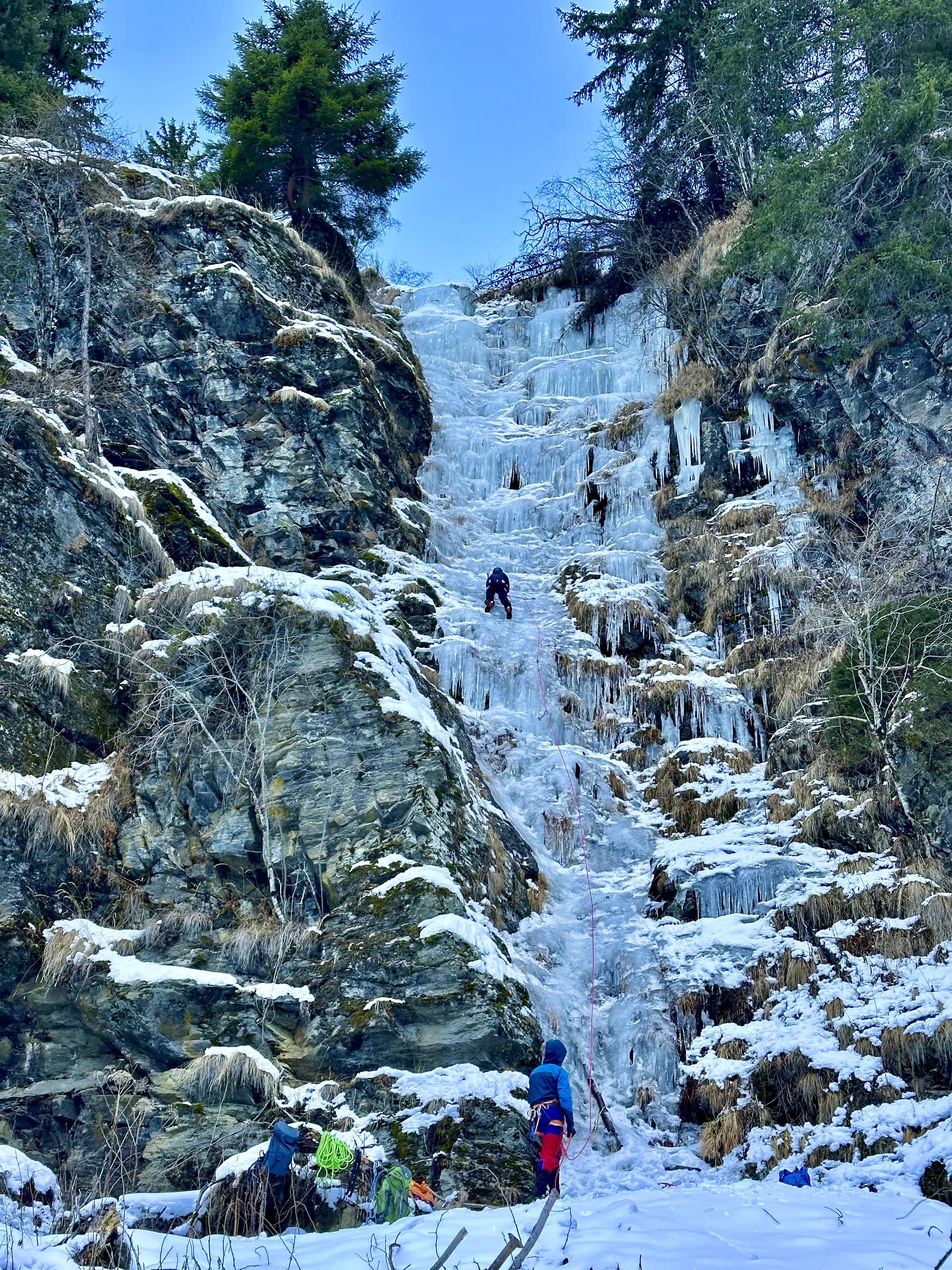 Person klettert im Eisfall | © DAV Starnberg - Angelika Kaunicnik