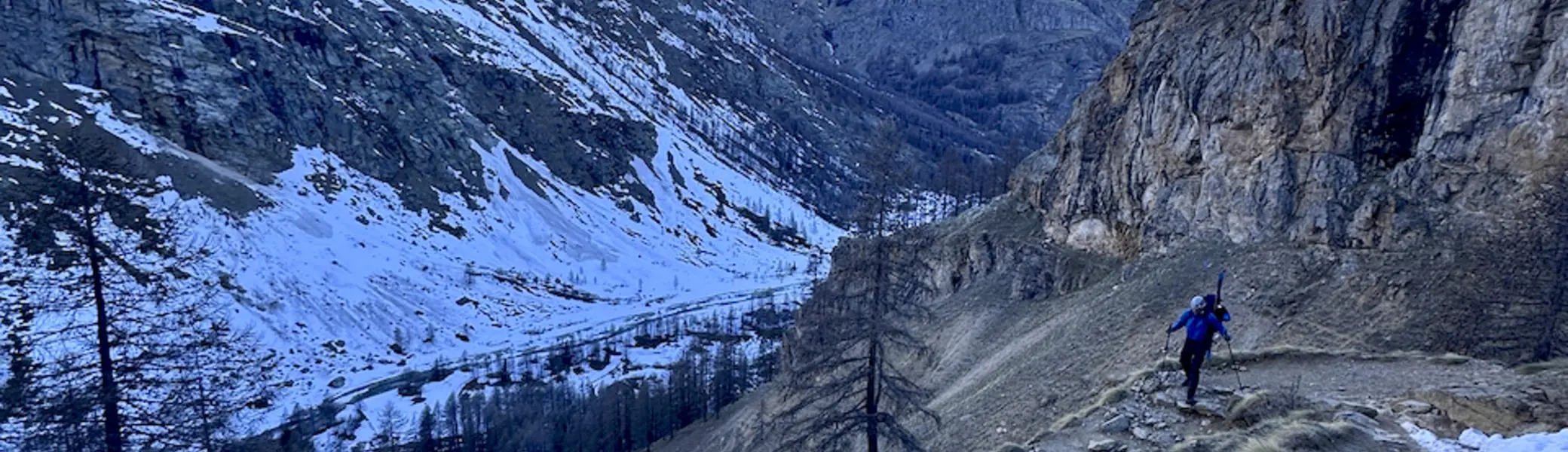 Abstieg: Fast 600hm Tragen wir die Ski | © DAV Starnberg