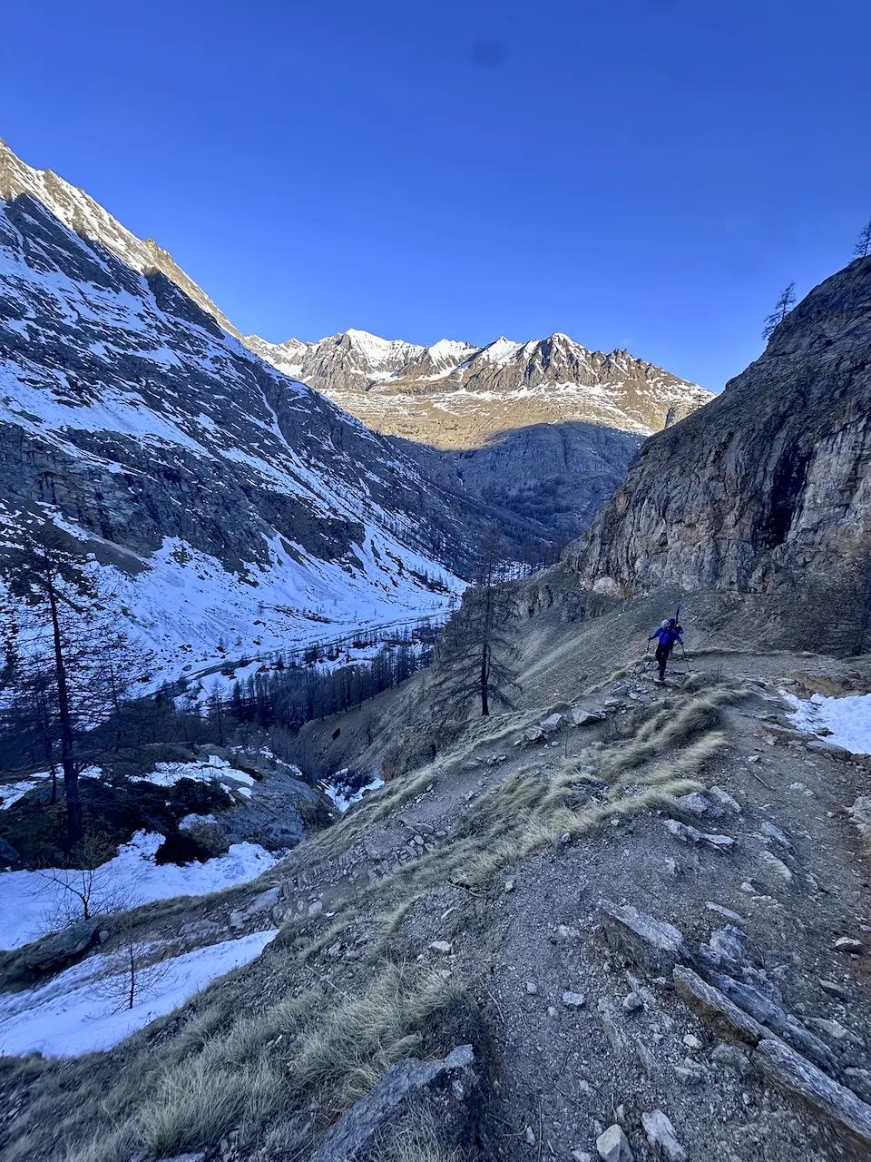 Abstieg: Fast 600hm Tragen wir die Ski | © DAV Starnberg