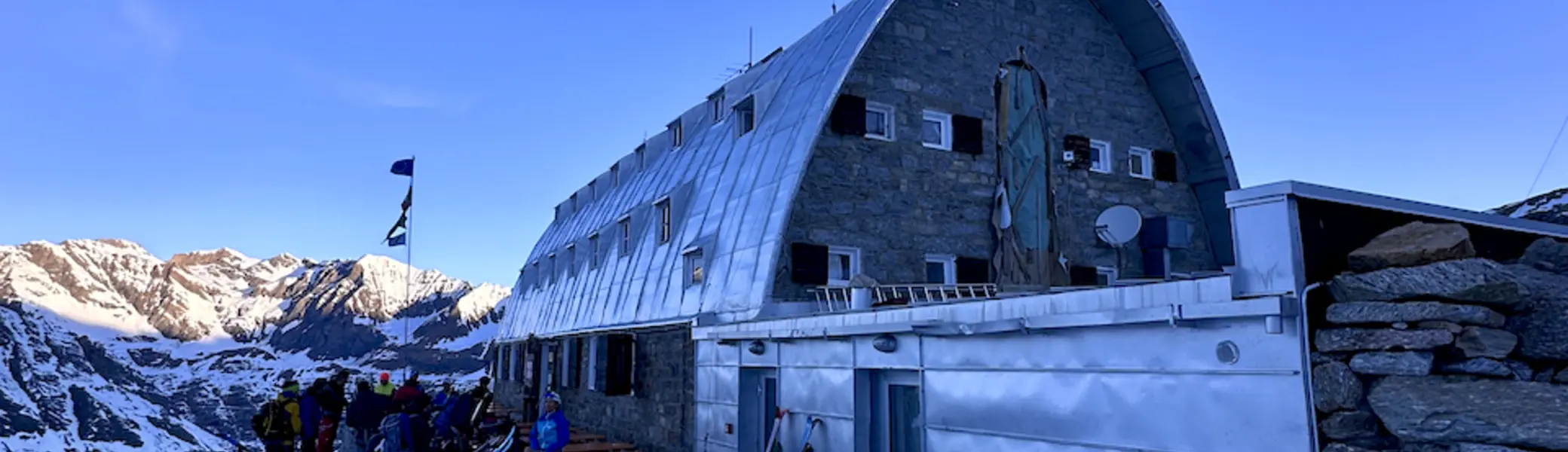 auf der Terasse machen wir uns mit einigen anderen Tourengängern bereit zum Gipfelanstieg | © DAV Starnberg